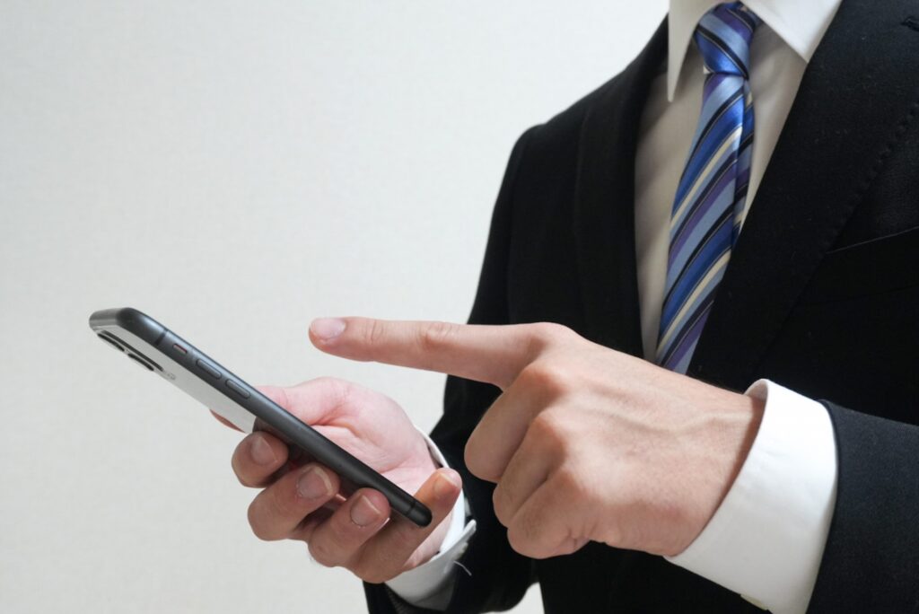 男性がスマホをさわる