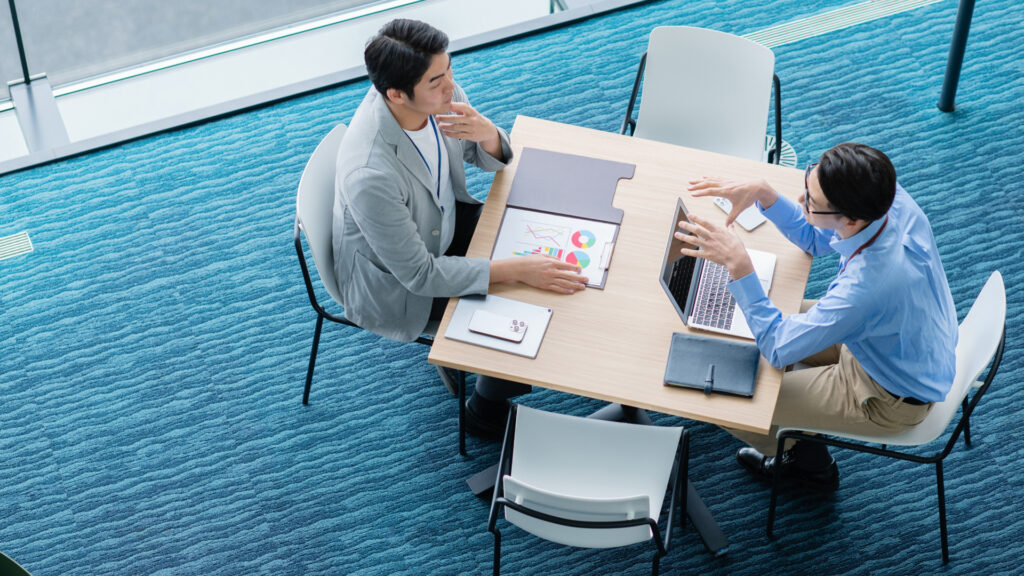 打合せをする二人