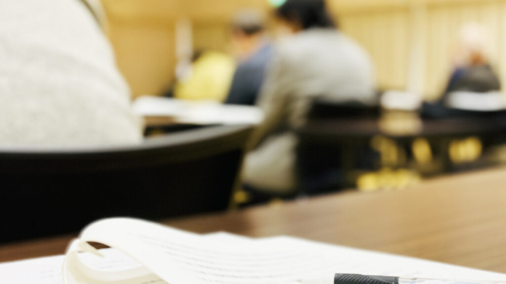 試験会場で試験をする人