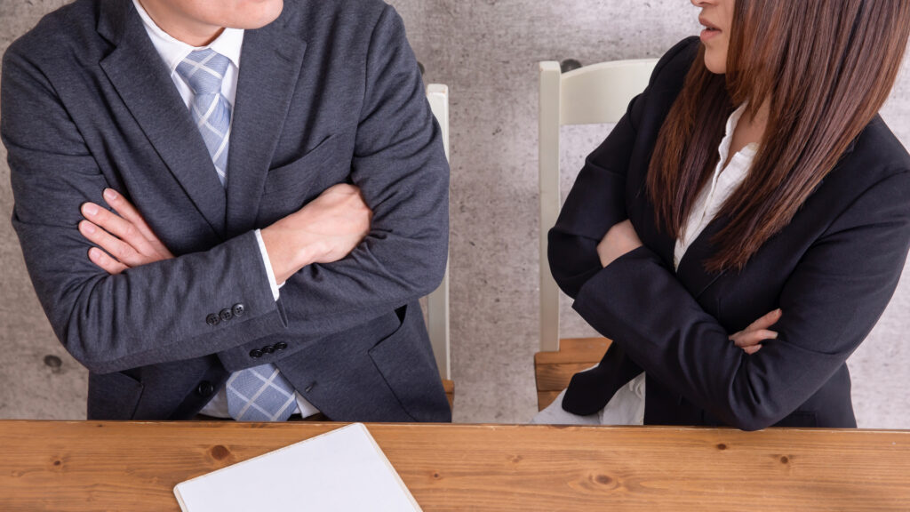 腕を組む男女のビジネスマン