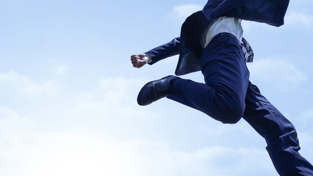 ジャンプするサラリーマン