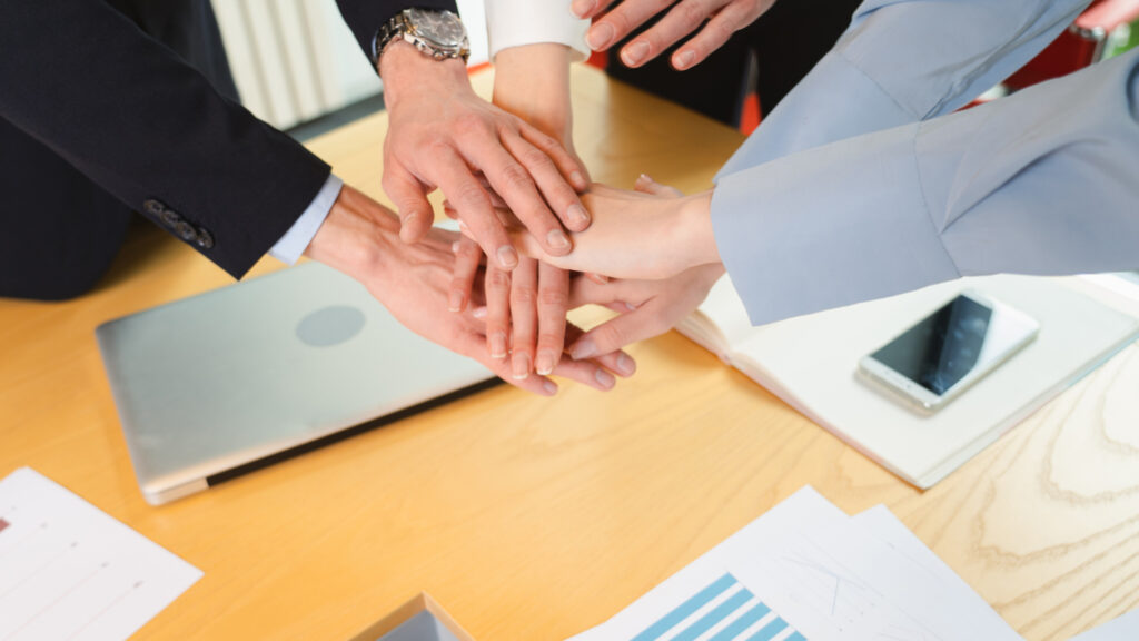 手を合わせて団結している