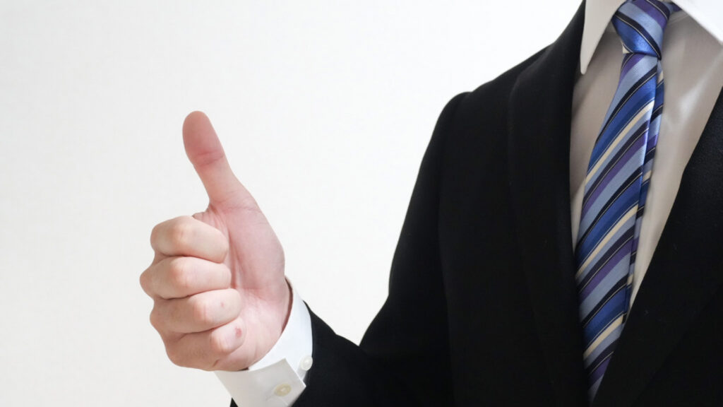 男性がグッドをしている