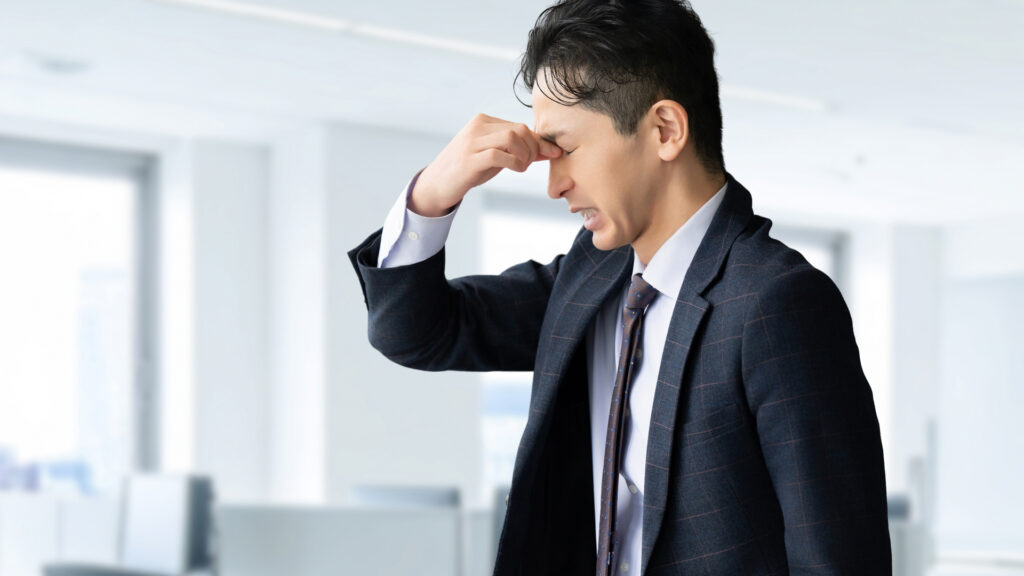 困っている男性