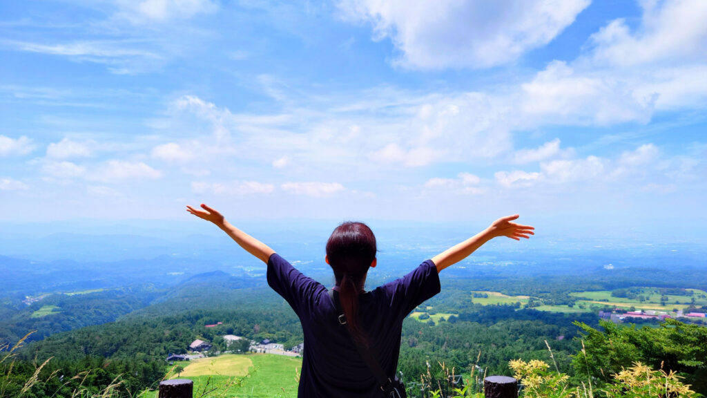 高台で大きく深呼吸