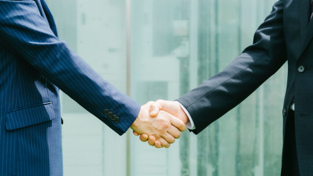2人のビジネスマンが握手