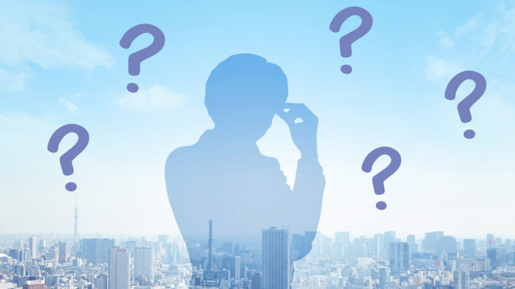 街をバックに悩む男性