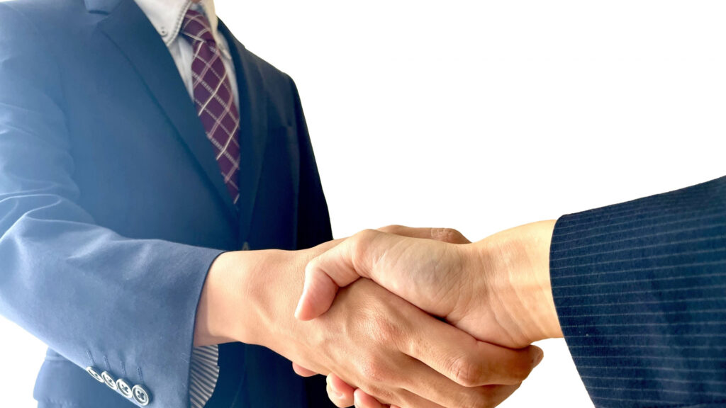 ビジネスマン二人が握手