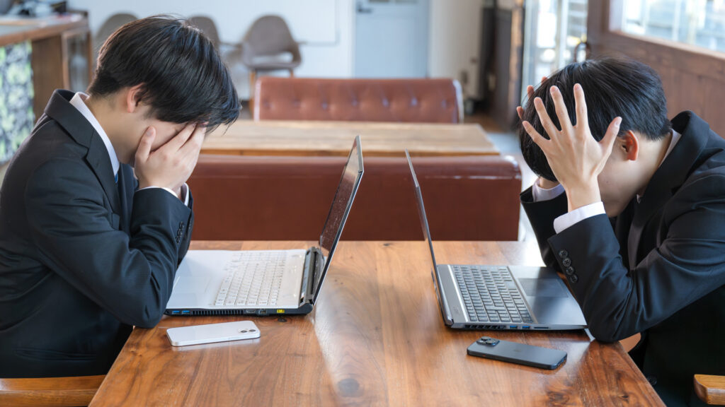 外国人エンジニア採用で失敗する日本企業の共通点と、その回避法 向かい合わせで落ちこむ男女