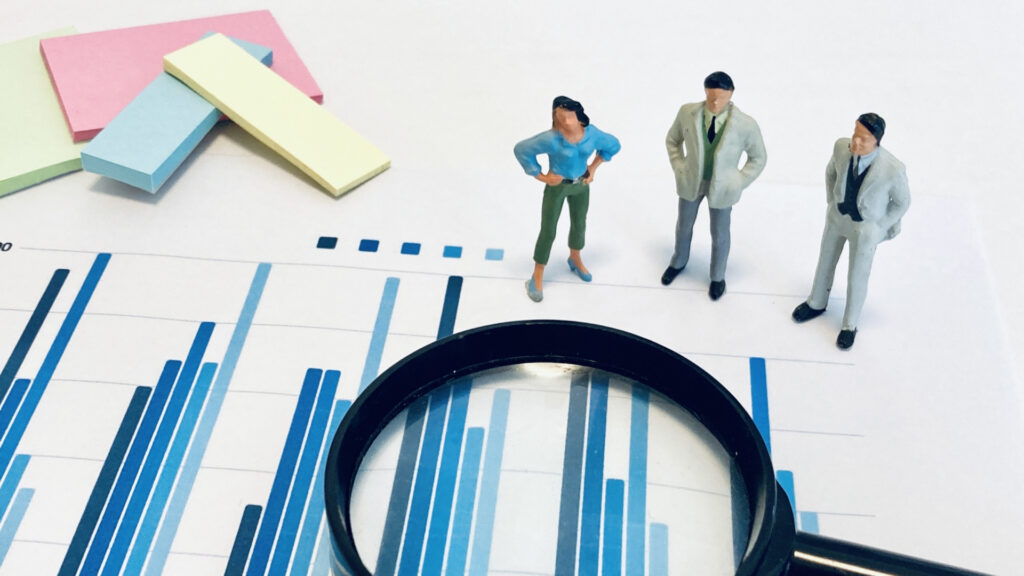 外国人エンジニア採用で失敗する日本企業の共通点と、その回避法 メモを見て悩む男女