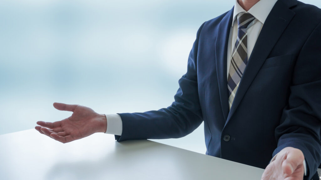 ベトナム人のITエンジニアの面接術 -面接で話す男性