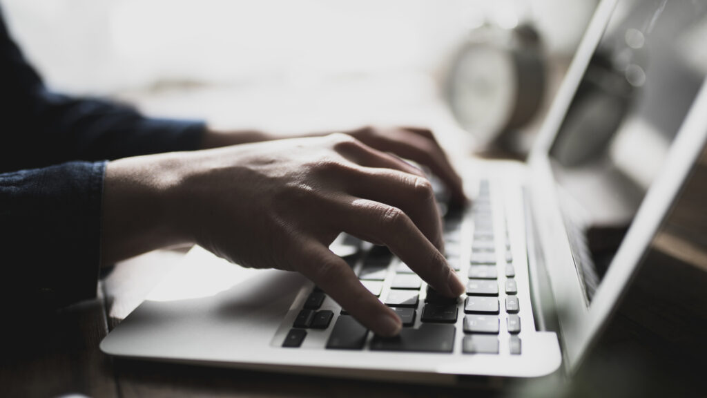 なぜ今「ベトナム人外国人エンジニア採用」が日本企業の成長戦略になるのか？パソコンをうつ女性