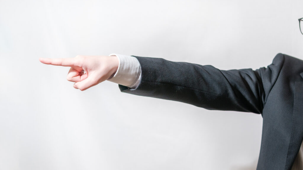 なぜ今「ベトナム人外国人エンジニア採用」が日本企業の成長戦略になるのか？ -指さすビジネスマン