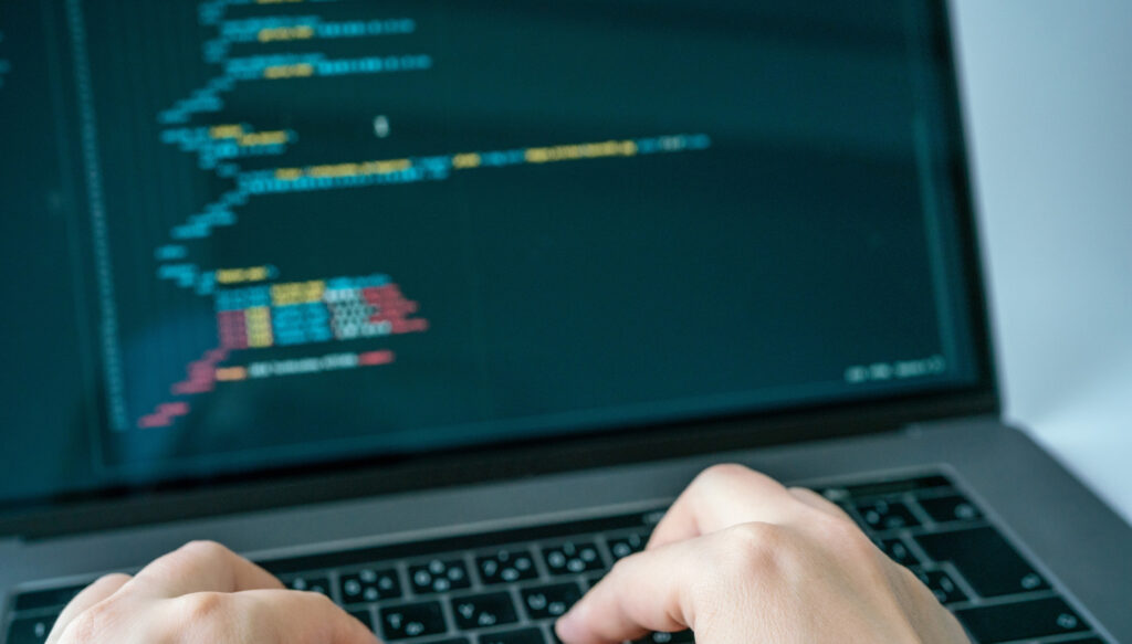 なぜ今「ベトナム人外国人エンジニア採用」が日本企業の成長戦略になるのか？ pcにあるコード