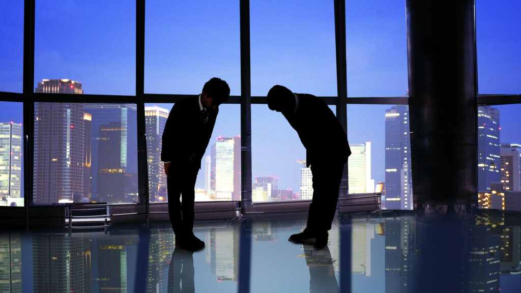 なぜ今「ベトナム人外国人エンジニア採用」が日本企業の成長戦略になるのか？ おじぎする二人