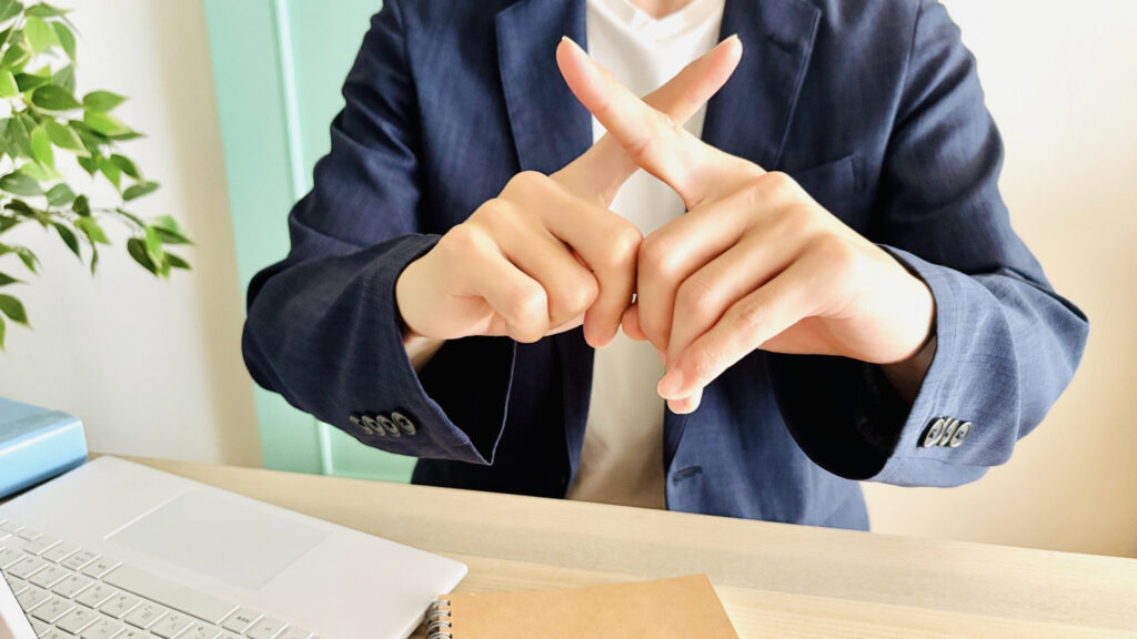 ビジネスマンバツをしている