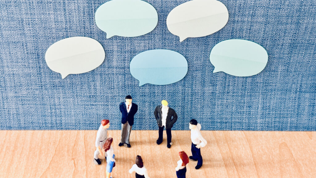 日本企業が外国人エンジニア採用で 成功するための社内体制づくり 日本人がミーティングしている