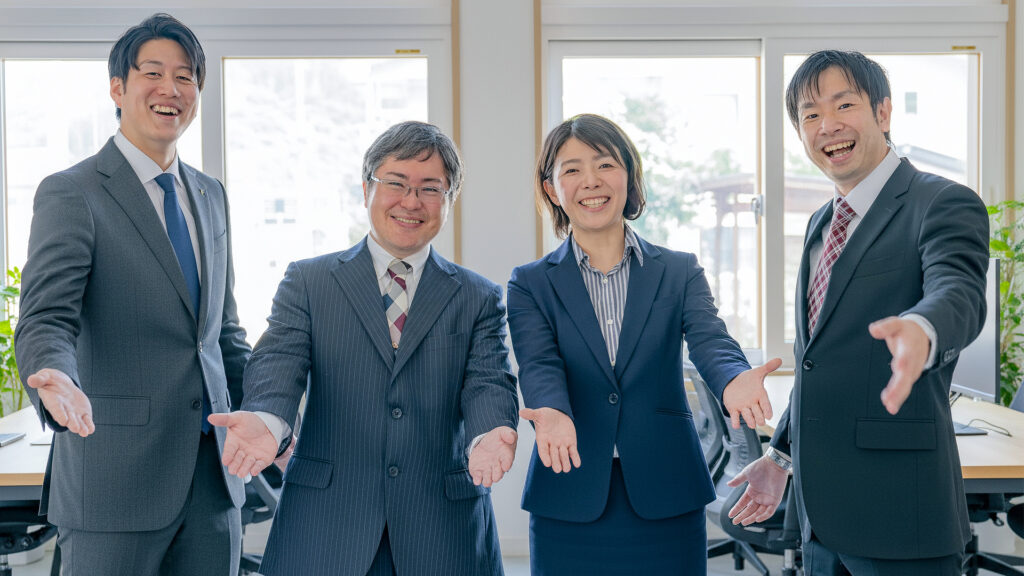 笑顔で歓迎するビジネスマン