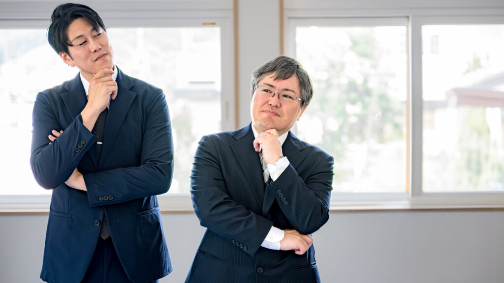 悩むビジネスマン2人