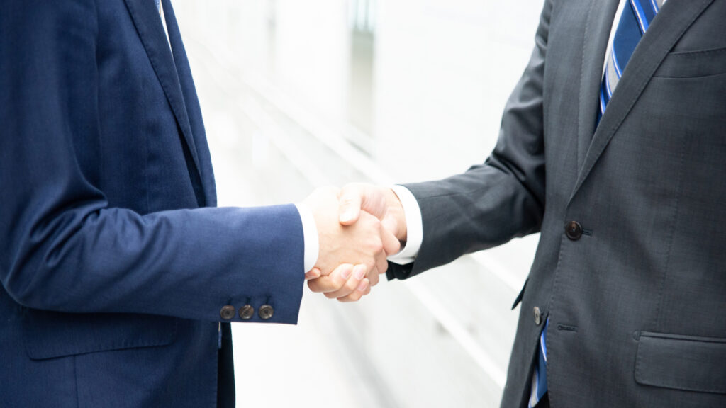 握手する2人のビジネスマン