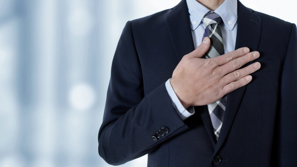 伝えようとする男性